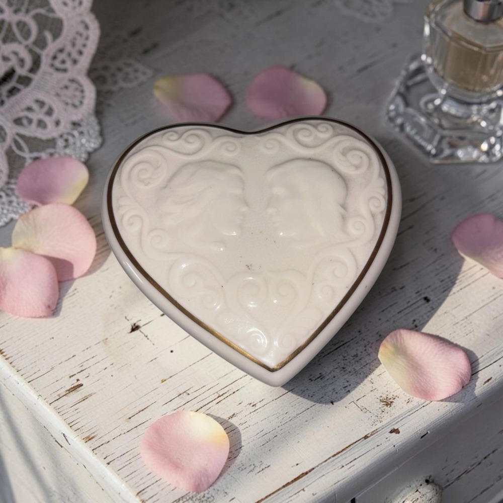 Lenox Romeo & Juliet heart shaped Trinket Box gold trim embossed 5x5.75 Cream